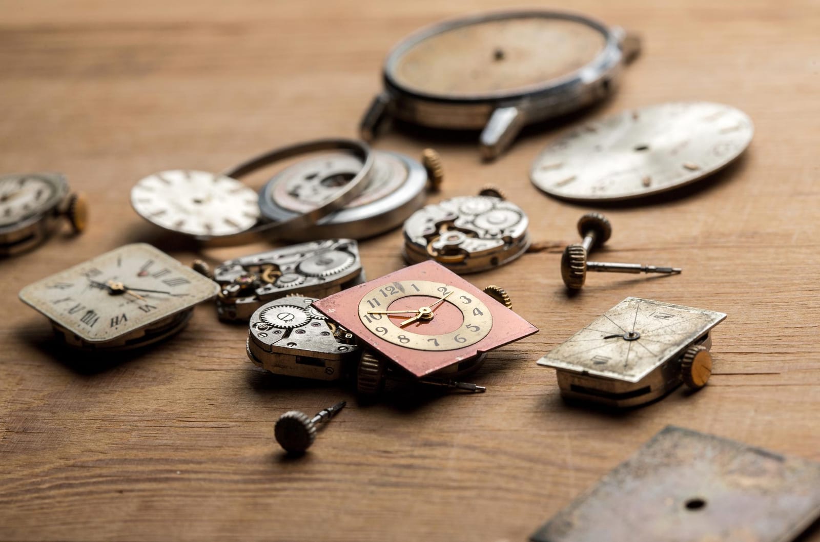 Tecnico orologiero mentre esegue una valutazione tecnica iniziale su un movimento meccanico
