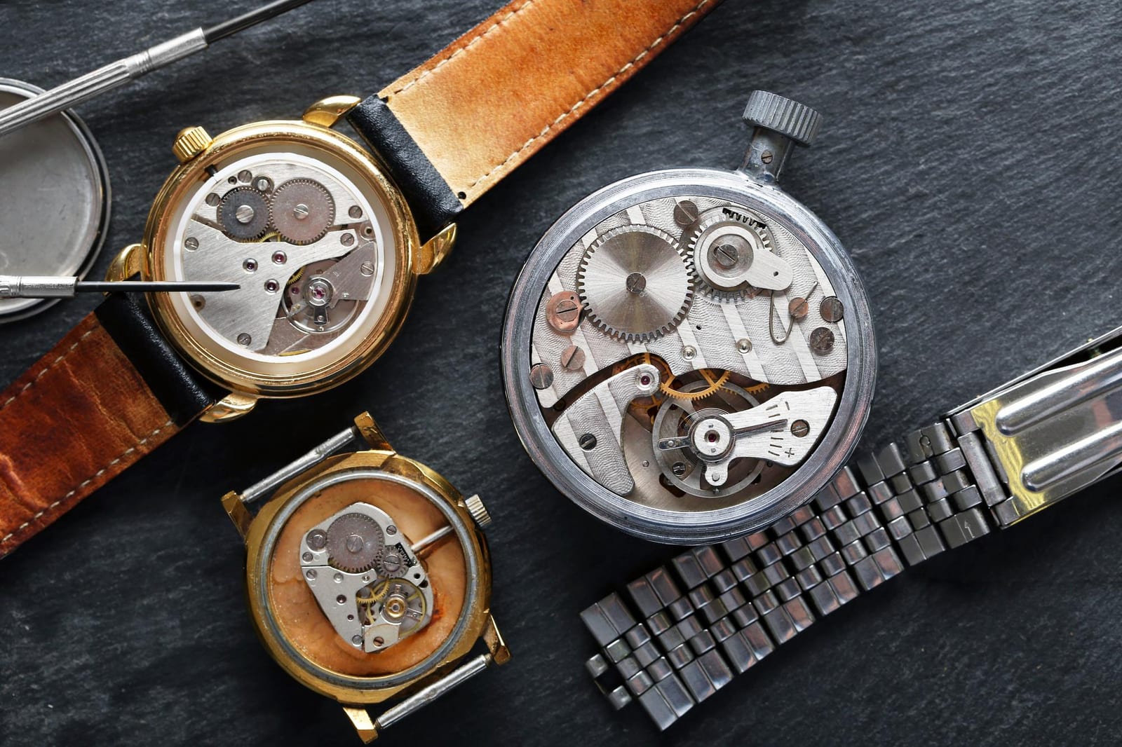 Orologio vintage smontato durante un pacco di restauro del meccanismo