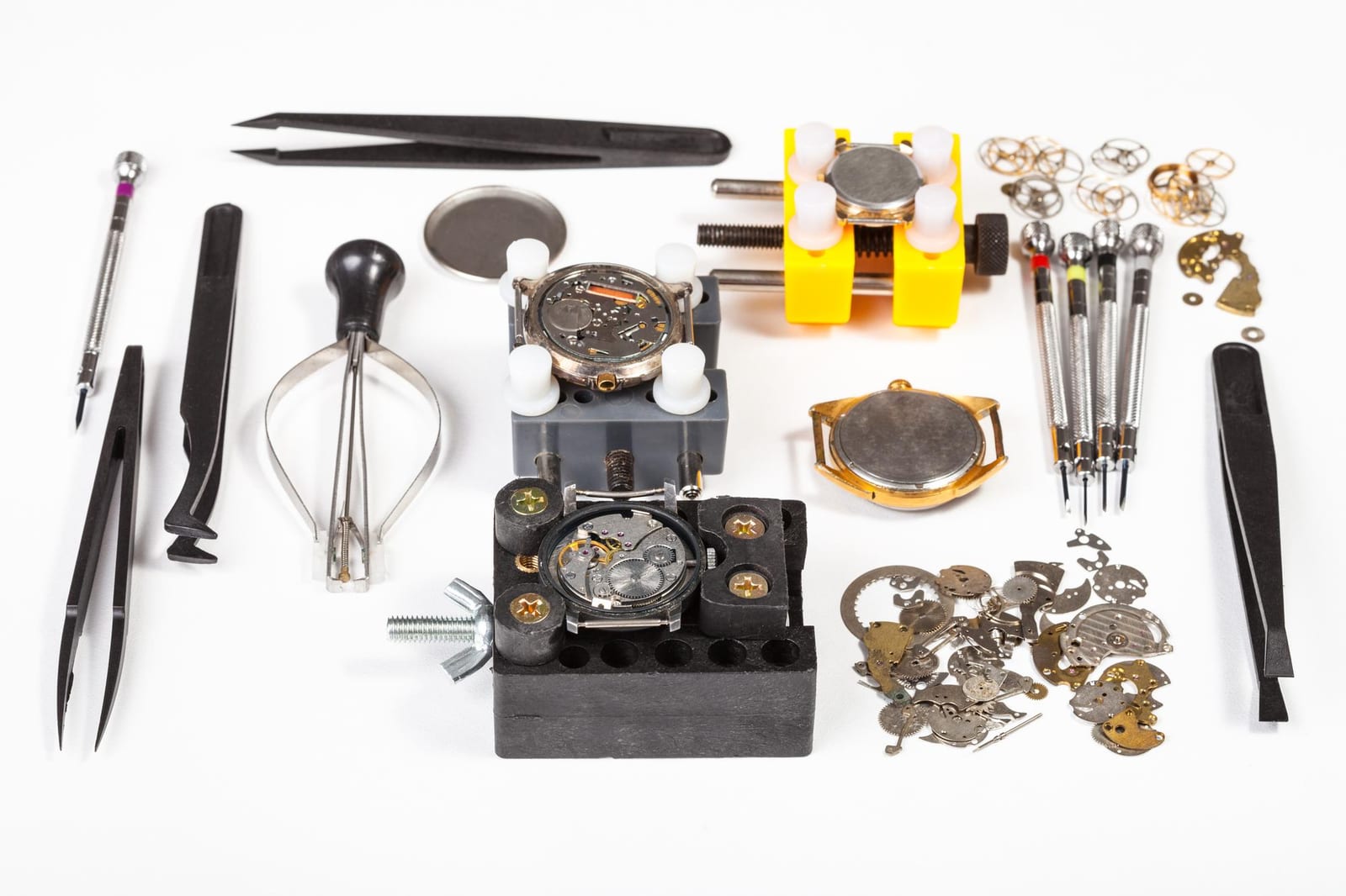 Componenti di un orologio vintage pronti per il restauro del meccanismo